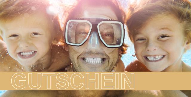 Vater und zwei Jungs lachen unter Wasser in die Kamera
